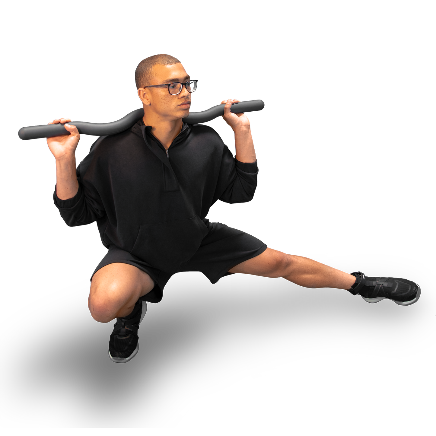 Ein Mann hält den schwarzen Bala Beam vor seiner Brust, bereit für ein Workout