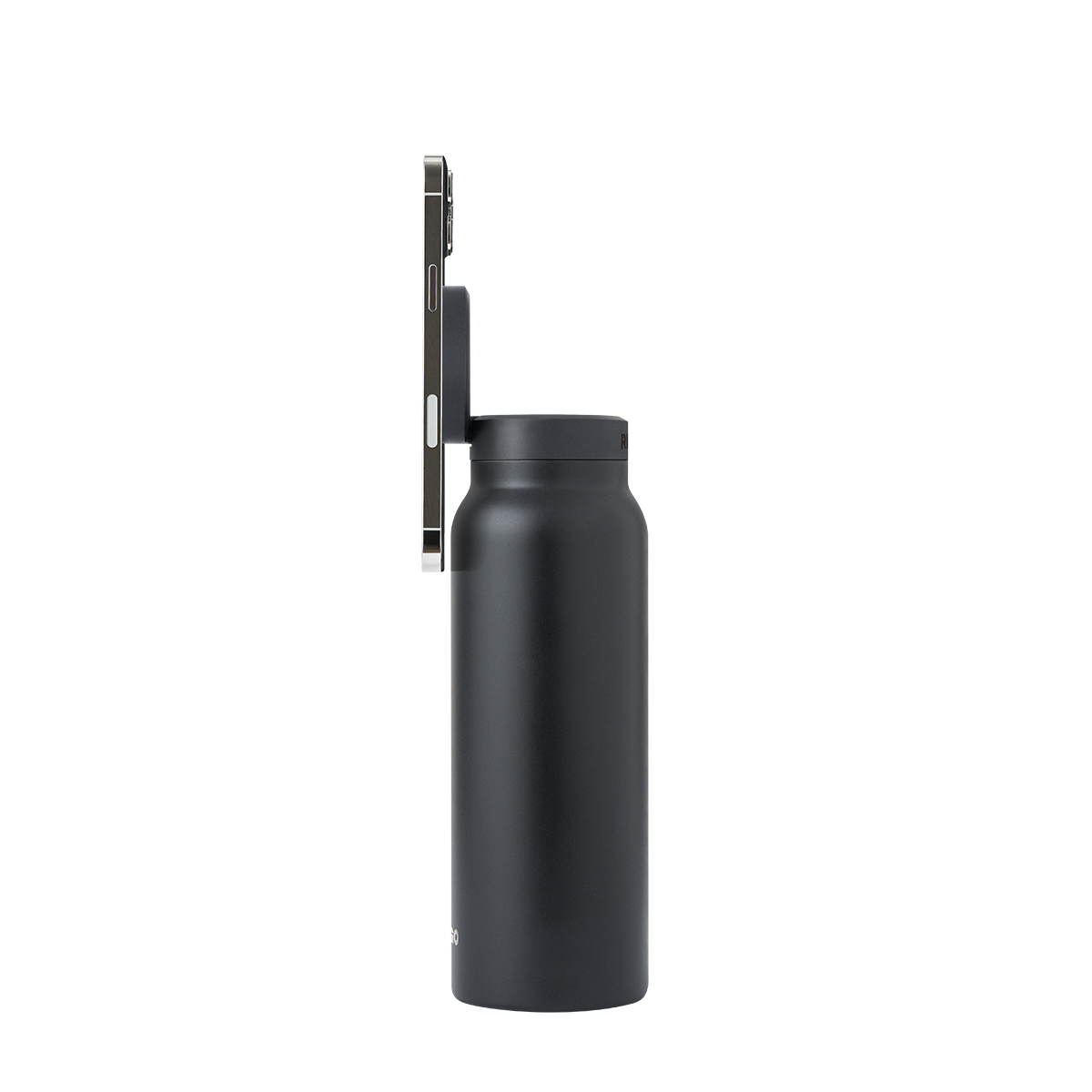 Seitliche Ansicht der RINGO Flasche mit seitlich montiertem iPhone – innovative MagSafe-Befestigung