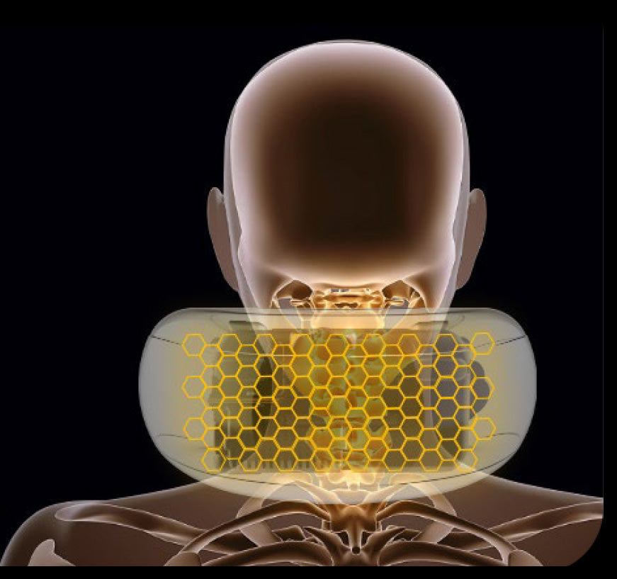 Darstellung eines transparenten Nackenunterstützungsgeräts mit innerer Struktur, das am Hals einer Person angelegt ist und die Halswirbelsäule umgibt.