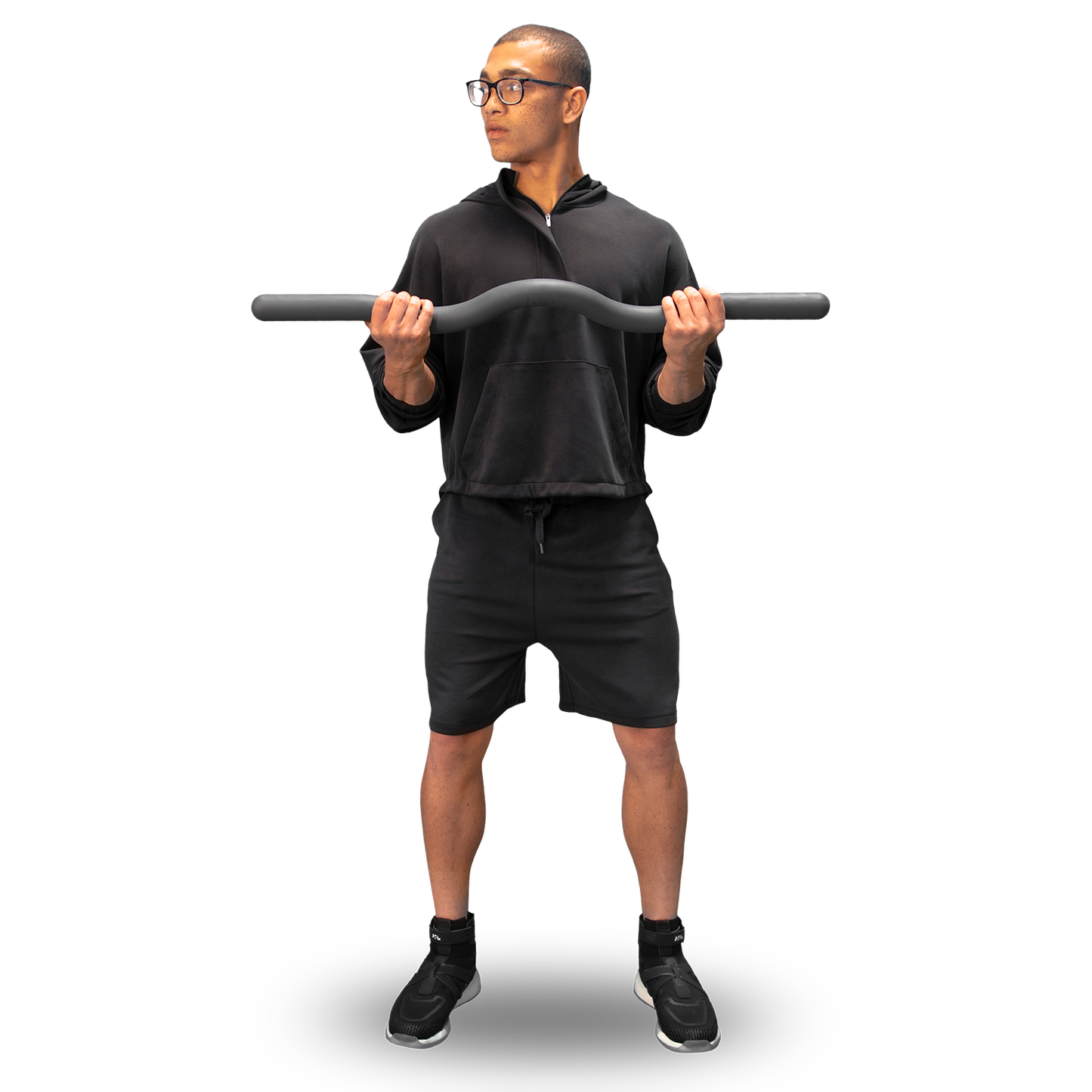 Ein Mann hält den schwarzen Bala Beam vor seiner Brust, bereit für ein Workout