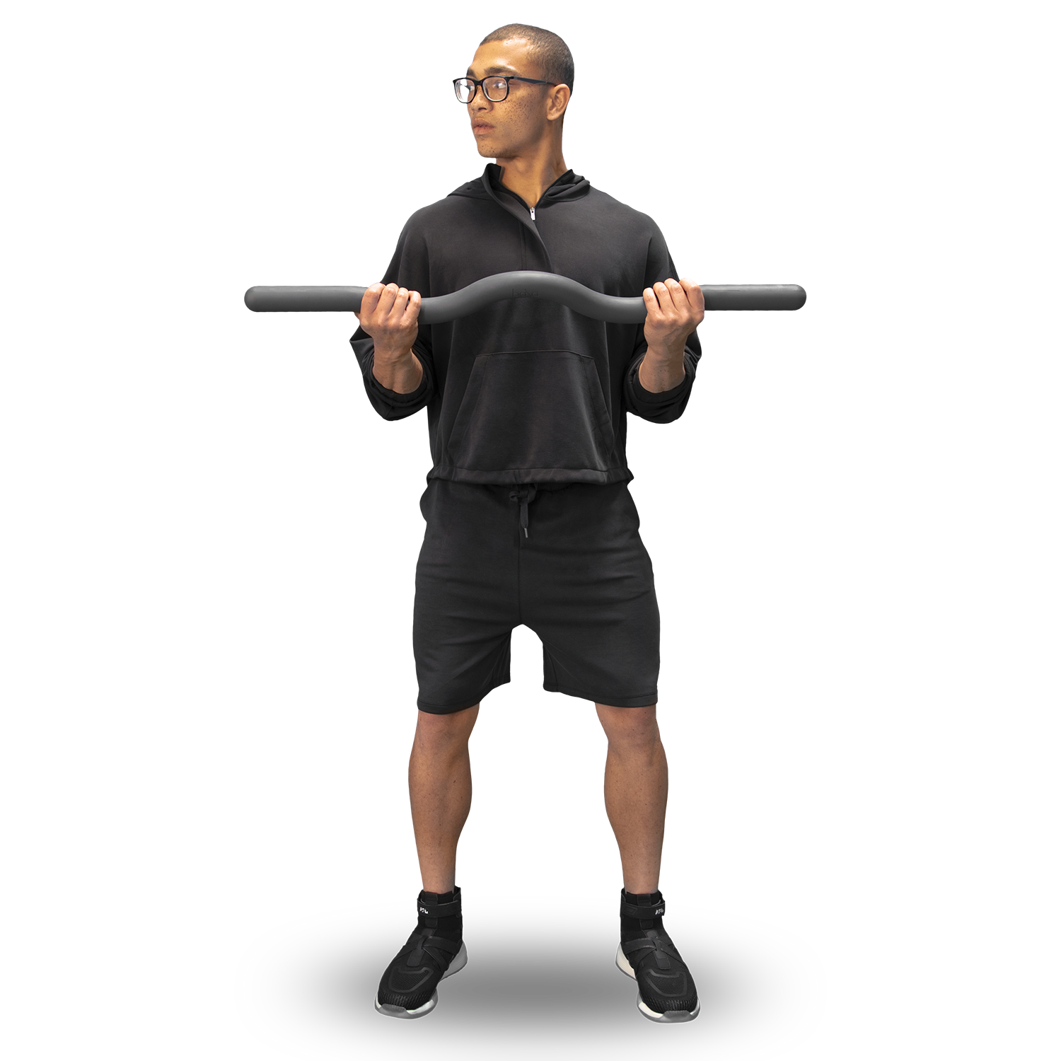 Ein Mann hält den schwarzen Bala Beam vor seiner Brust, bereit für ein Workout