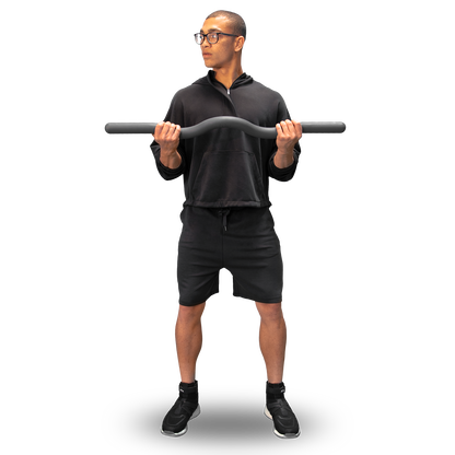 Ein Mann hält den schwarzen Bala Beam vor seiner Brust, bereit für ein Workout