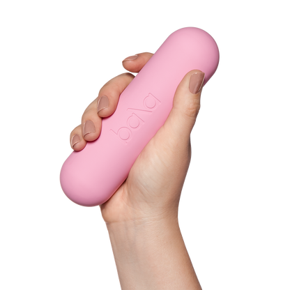 Ein pinker BALA BAR wird gehalten, um den Griff zu demonstrieren.