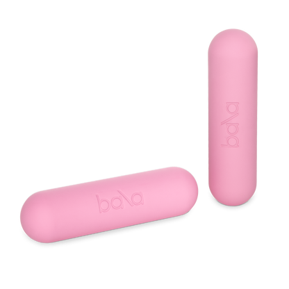 Ein Paar der BALA BAR BLUSH Hanteln in einem hellrosa Farbton.