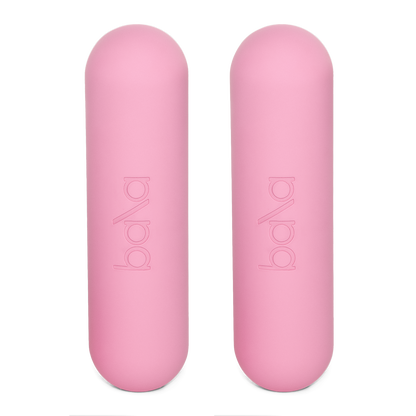 Ein Paar der BALA BAR BLUSH Hanteln in der Farbe Blush, vertikal ausgerichtet.