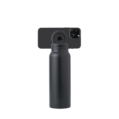 RINGO Flasche in Schwarz mit befestigtem iPhone in horizontaler Position über MagSafe-Halterung