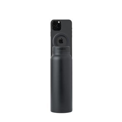 RINGO Flasche mit montiertem iPhone in vertikaler Position – magnetisch verbunden für sicheres Halten