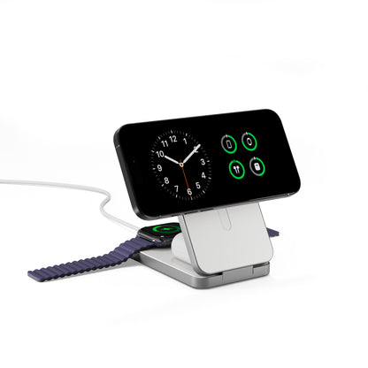 Epico UltraBase 4in1 Fold Power Bank EF50 – 8000mAh klappbare Powerbank mit MagSafe-Ladestation in Weiß, aufgeklappt. mit Handy, AppleWatch und iPods