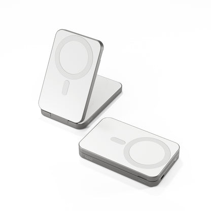 Epico UltraBase 4in1 Fold Power Bank EF50 – 8000mAh klappbare Powerbank mit MagSafe-Ladestation in Weiß, auf und zugeklappt