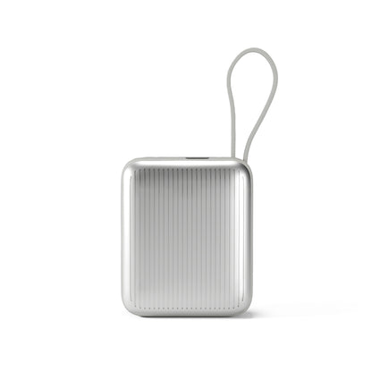 Epico UltraPack Power Bank EP19 – 10000mAh Schnelllade-Powerbank mit 35W Output, integriertem Kabel und Display, in Grau, Front mit Schlaufe