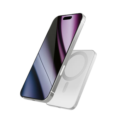 Epico Mag+ Powerbank haftet magnetisch an Rückseite eines iPhones mit MagSafe-Funktion, kabelloses Laden in Aktion