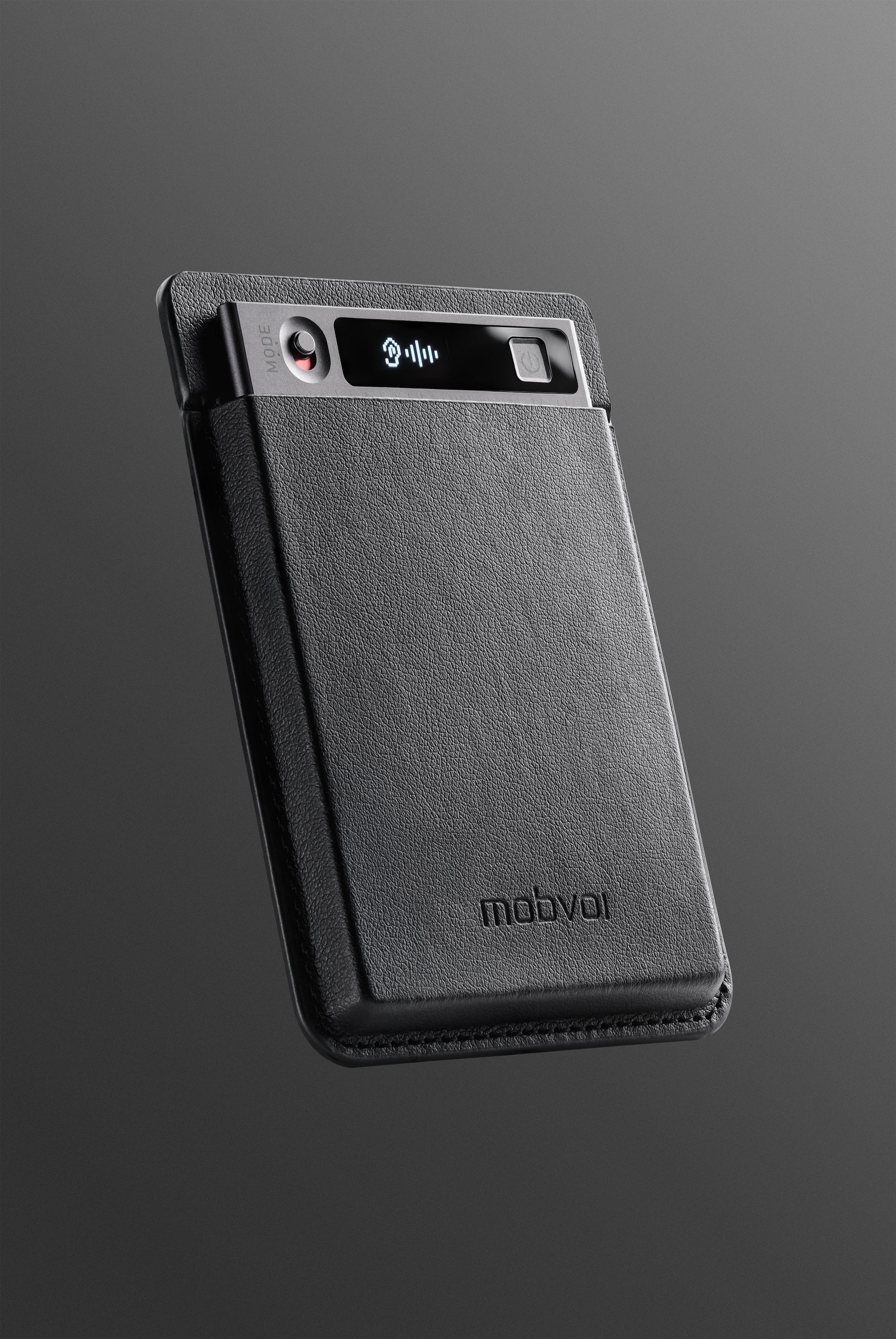 Mobvoi TicNote NE-79 KI-Diktiergerät mit schwarzer Schutzhülle und Displayanzeige für Sprachaufnahme, Transkription und smarte Notizen bei Meetings und Interviews.