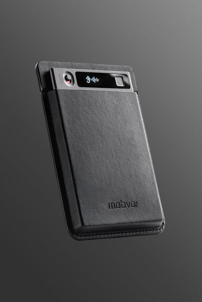 Mobvoi TicNote NE-79 KI-Diktiergerät mit schwarzer Schutzhülle und Displayanzeige für Sprachaufnahme, Transkription und smarte Notizen bei Meetings und Interviews.