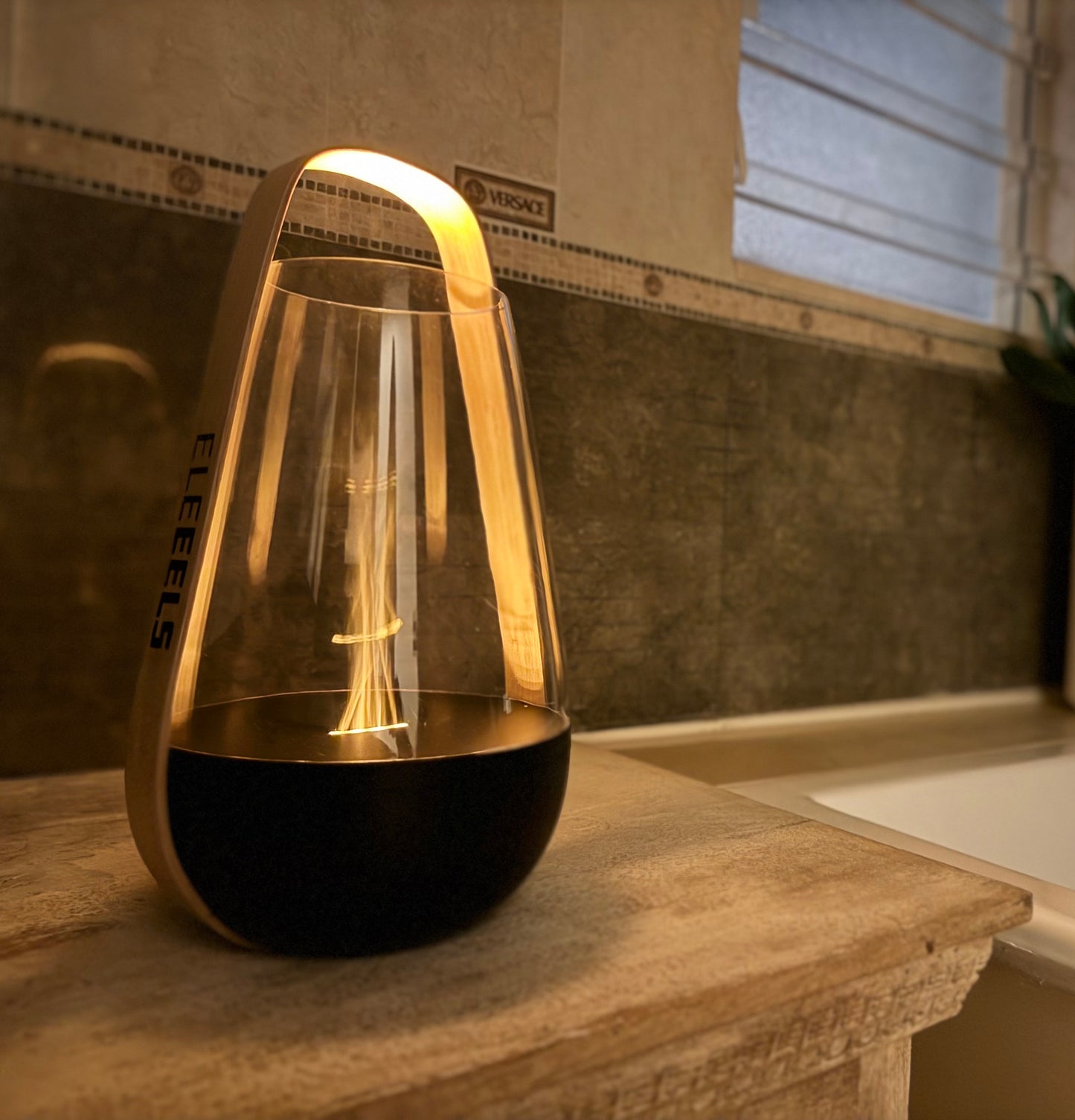 Der EleEELS S5 Aroma Diffusor in Laternenform steht auf einer Holzoberfläche und verströmt warmes Licht.