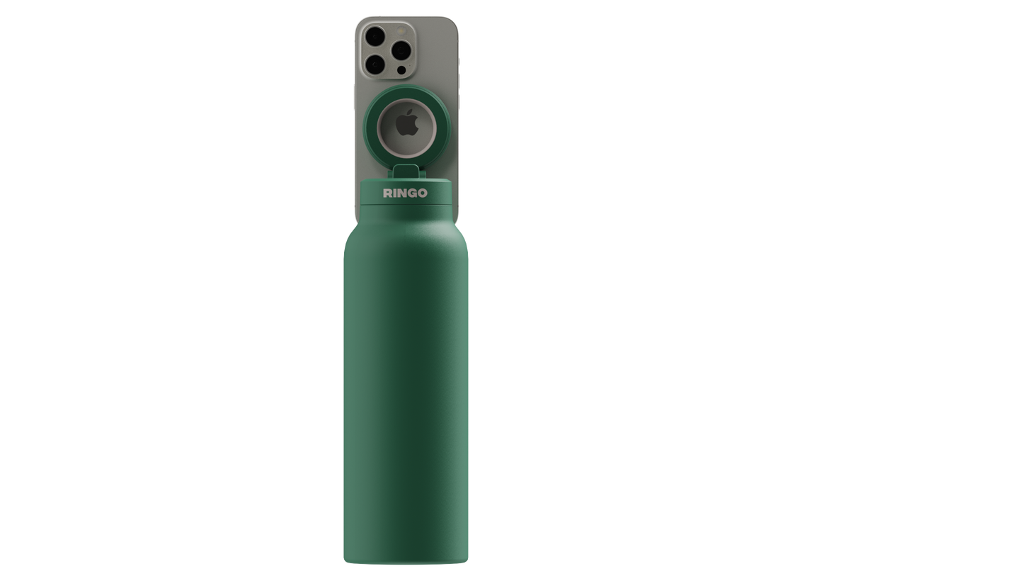 RINGO Trinkflasche – Dunkelgrüne Edelstahlflasche mit magnetischem Smartphone-Halter, iPhone im Hochformat befestigt