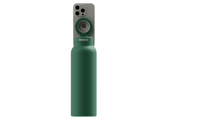 RINGO Trinkflasche – Dunkelgrüne Edelstahlflasche mit magnetischem Smartphone-Halter, iPhone im Hochformat befestigt