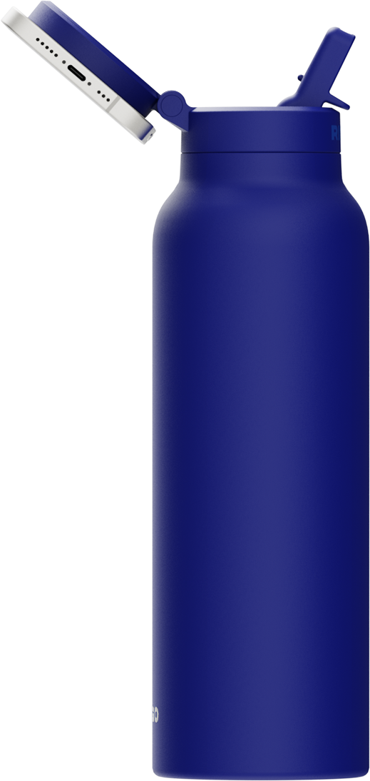 Ringo Flasche in Blau mit geöffnetem Deckel und herausgeklapptem Strohhalm