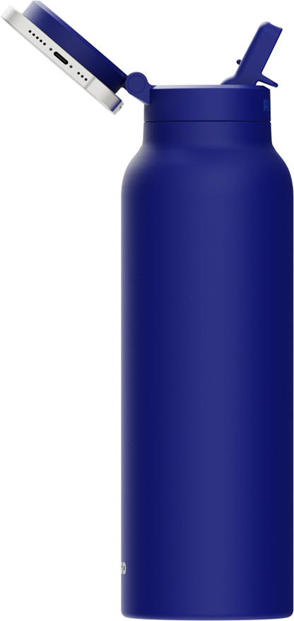 Ringo Flasche in Blau mit geöffnetem Deckel und herausgeklapptem Strohhalm